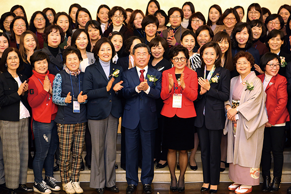 ≪ 여성세무사회 전국대회에 참석한 회원들과 내·외빈 인사들은 행사 후 기념사진을 촬영했다.