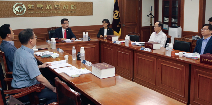 2019년 세법개정안 입법예고에 대한 한국세무사회의 의견서 작성을 위한 회의가 지난 13일 3층 소회의실에서 진행됐다.