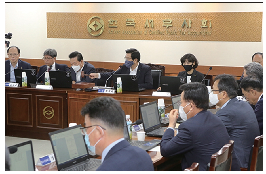 지난 9일 열린 상임이사회에서 원경희 회장이 안건의 의결을 확인하는 의사봉을 두드리고 있다.
