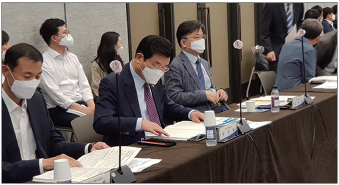 지난달 22일 열린 세제발전심의위원회에 참석한 원경희 회장이 2020년 세법개정안에 대한 한국세무사회의 의견을 개진하기 앞서 발언할 내용에 관한 자료를 검토하고 있다.
