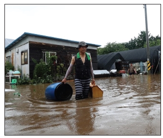 지난 5일 오후 강원 철원군 김화읍 생창리 일대가 폭우로 침수돼 있다. <사진출처: 연합뉴스>