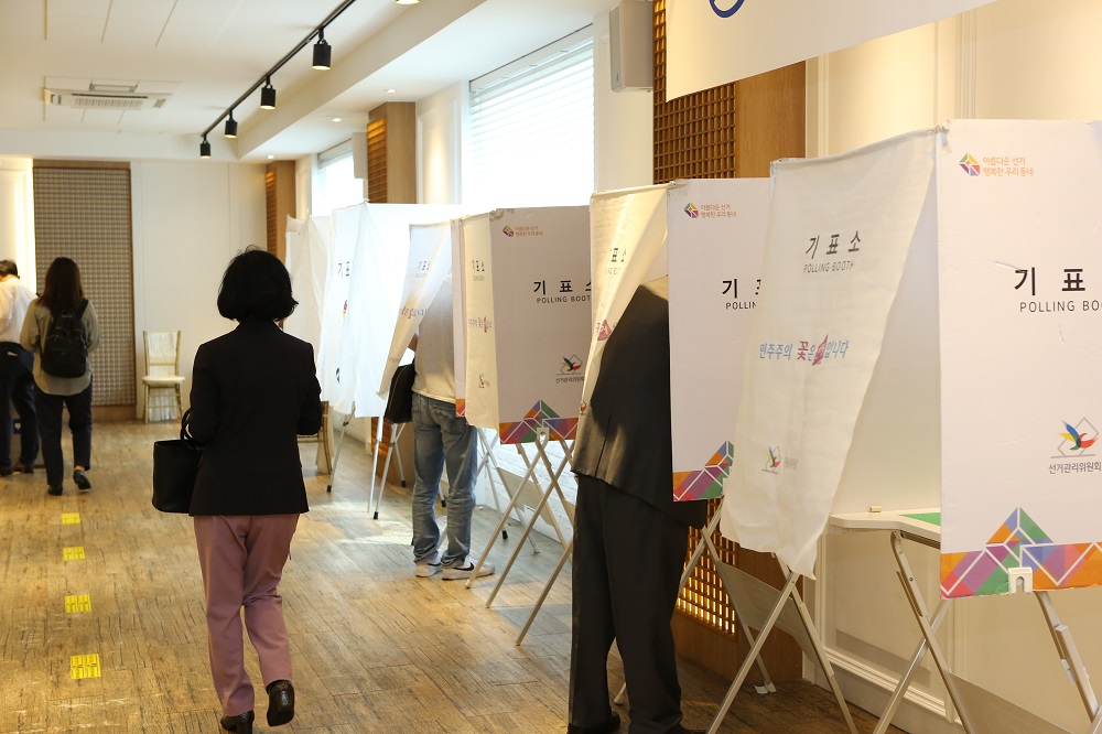 종이 투표용지로 기표소에서 투표하던 과거의 한국세무사회 임원등선거 모습